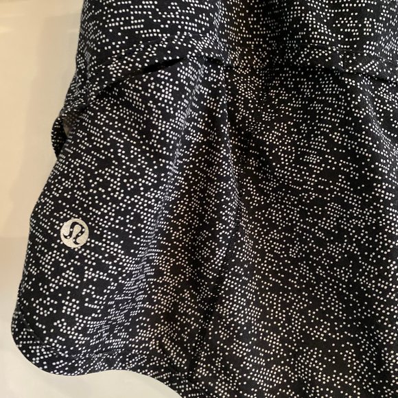 LULULEMON SPEED UP SHORT 2.5" SIZE 8 BLACK AND WHITE - Picture 3 of 5